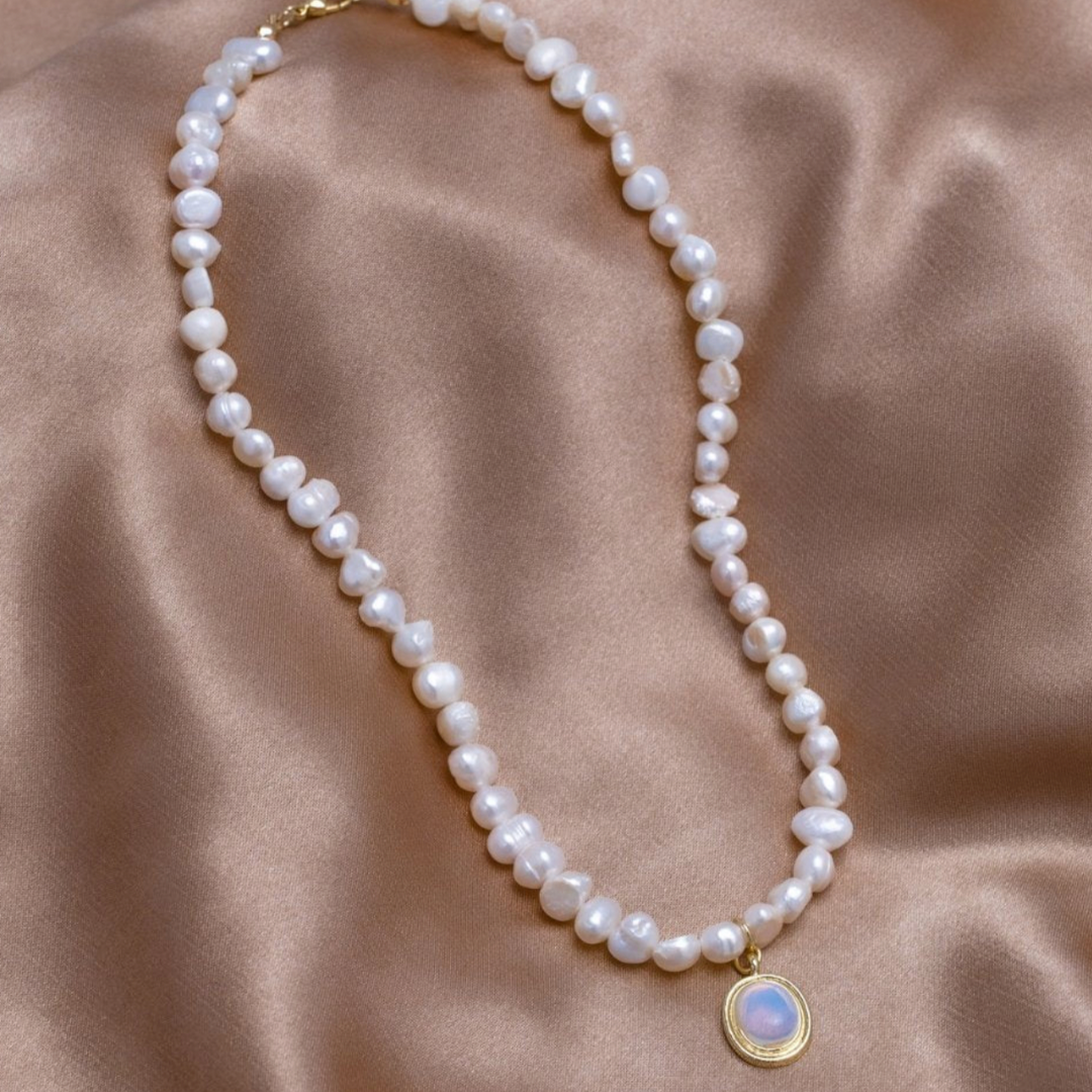 Collier plaqué or avec perles et pierre de lune