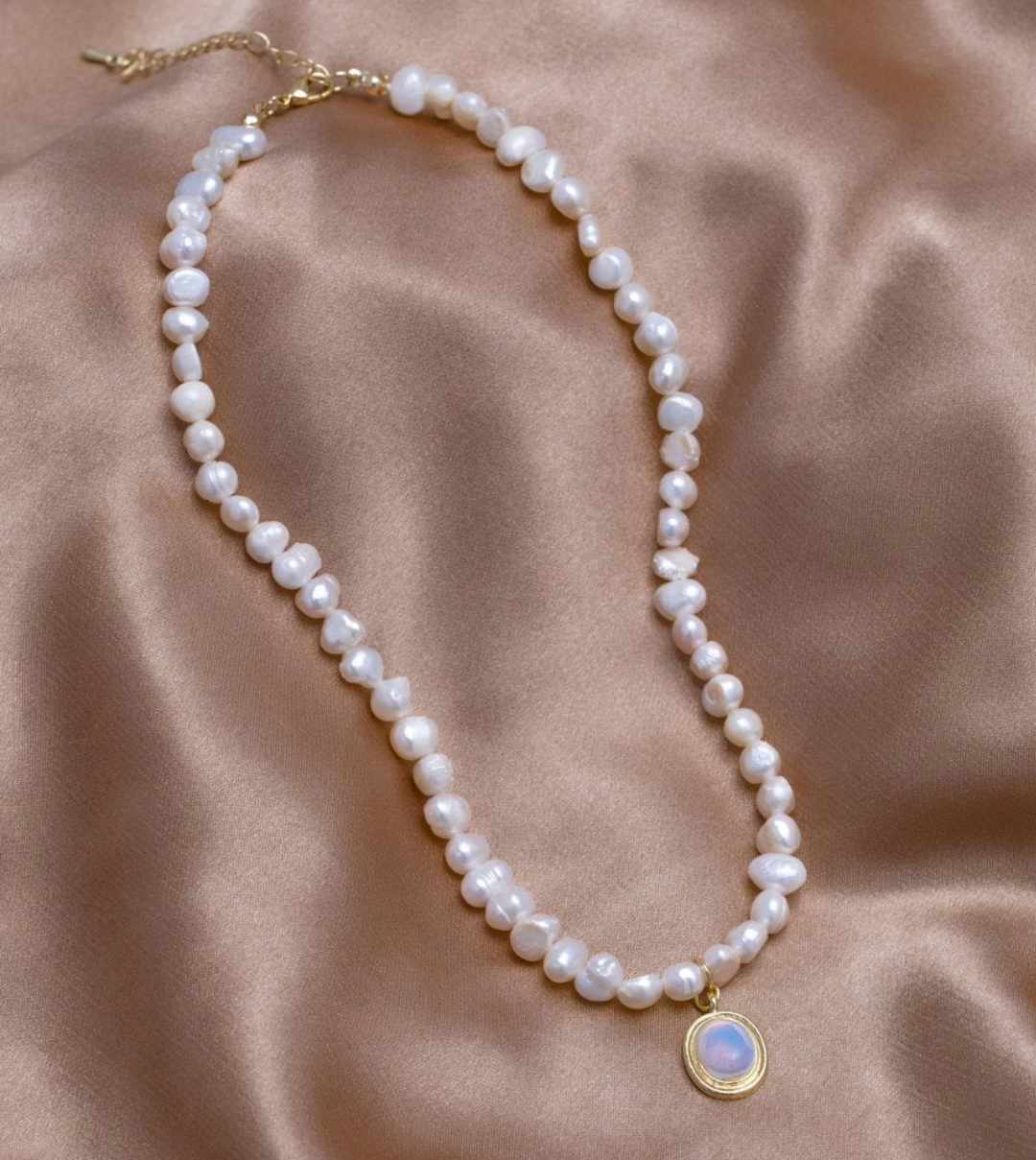 Collier plaqué or avec perles et pierre de lune