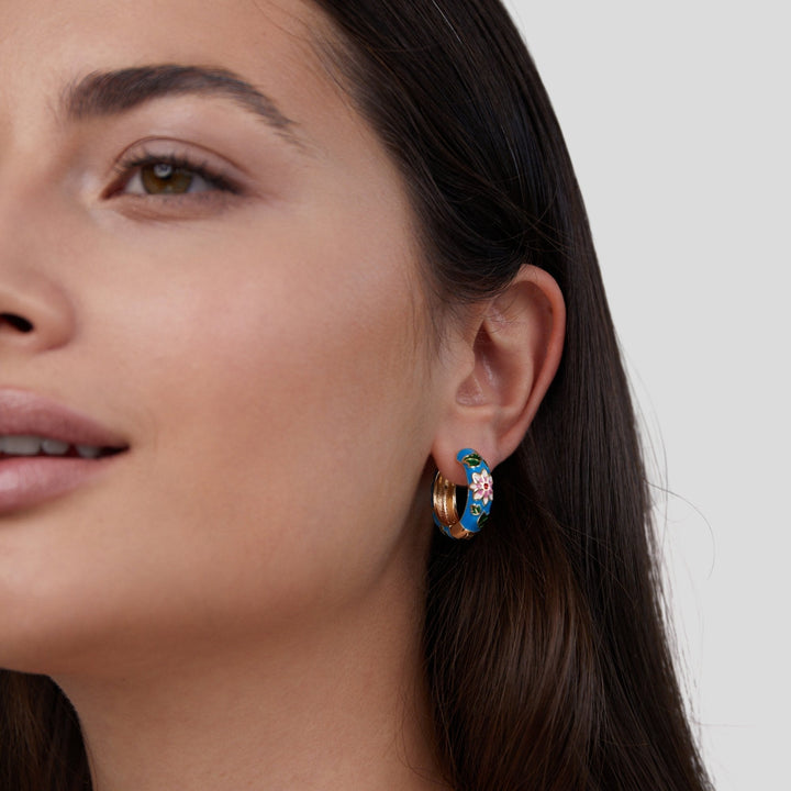 Boucles d’oreilles cercle doré avec fleur