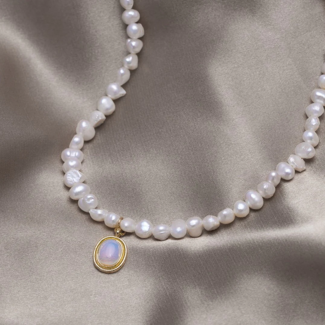 Collier plaqué or avec perles et pierre de lune